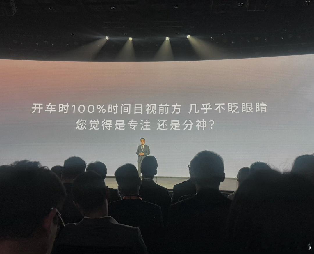 开车时如果很专注，也就80%时间目视前方左右后视镜，车内反光镜就是那20%嘛一部