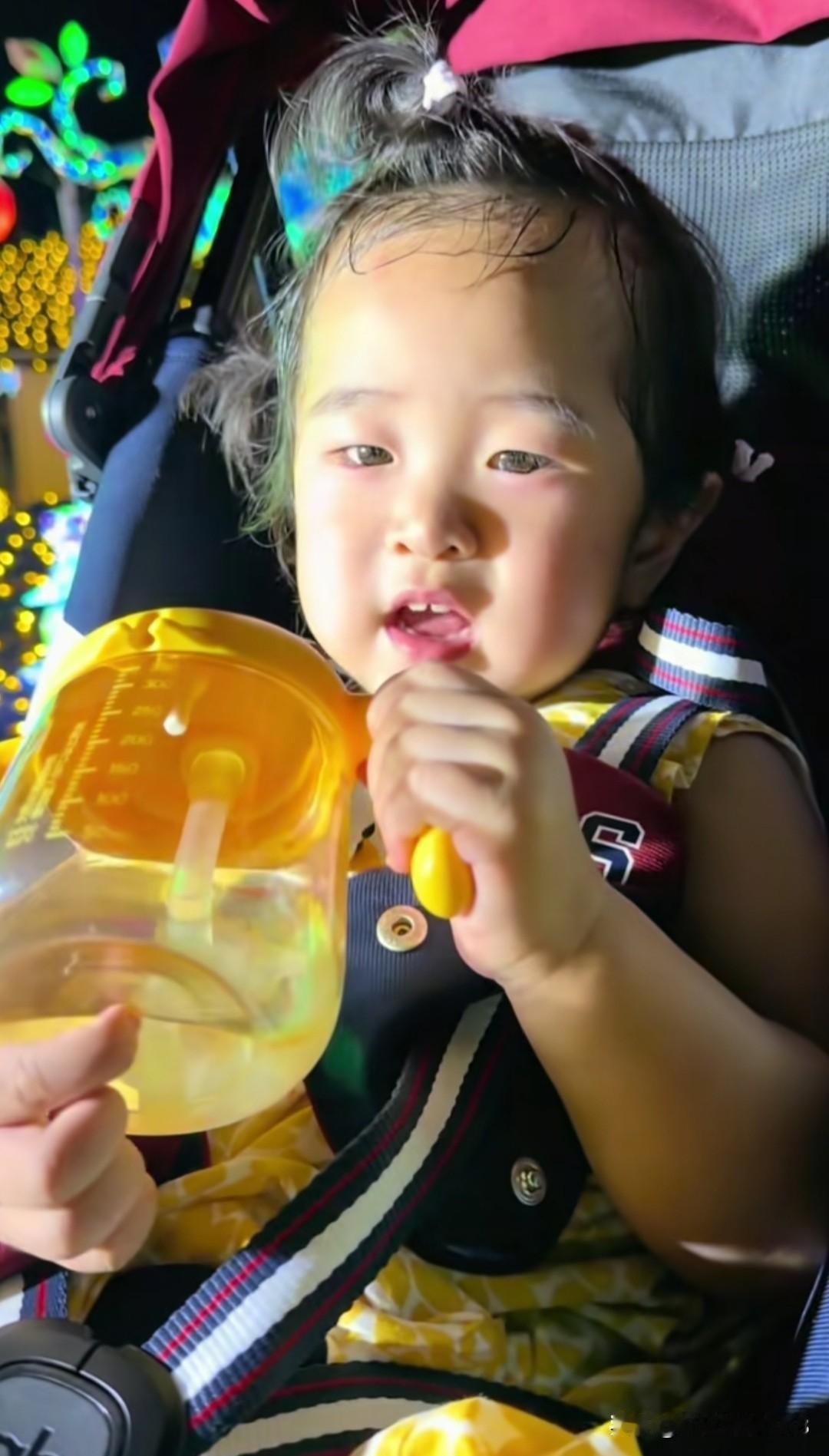 张纪中导演家的小龙珠会背儿歌了，小宝贝不仅会说，还会唱，她眼睛亮晶晶的，还会跟着