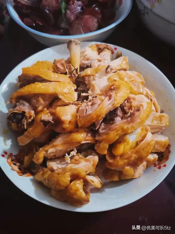 还有那软糯的糯米糍，外面裹着一层白白的椰蓉，轻轻咬开，里面的豆沙馅便缓缓流出，甜
