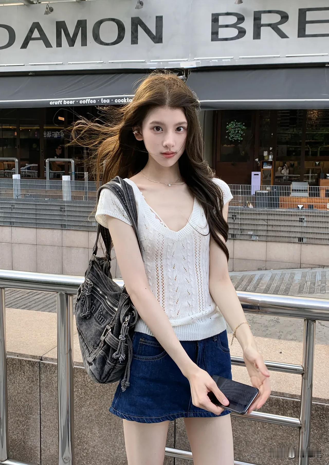 元气少女穿搭指南：白色针织衫+牛仔短裙，元气满满！🌞👗👠