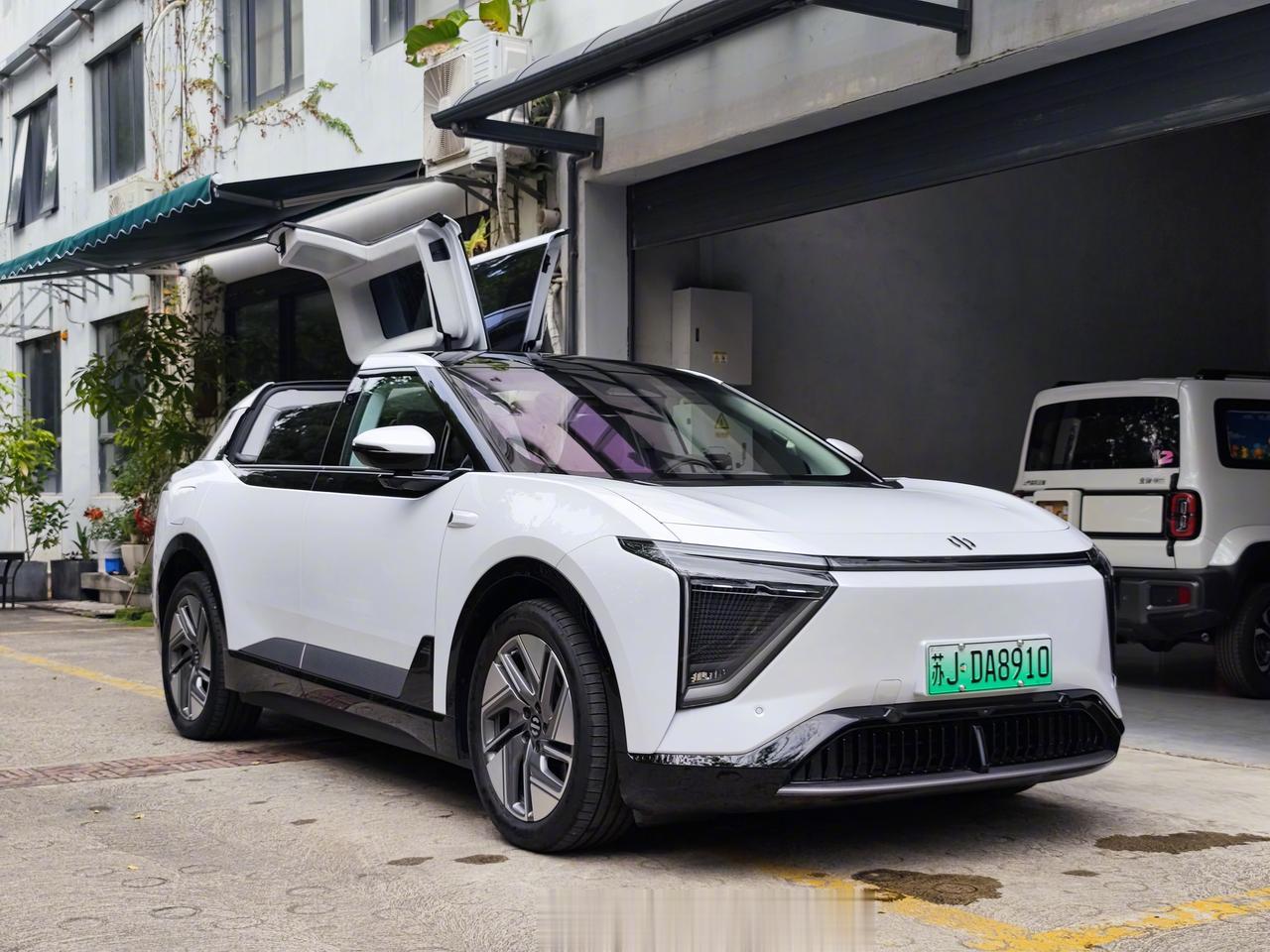 这两天公司来了一台高合Hiphi Y试驾车
这个展翼门让你打开车门变得很“显眼包