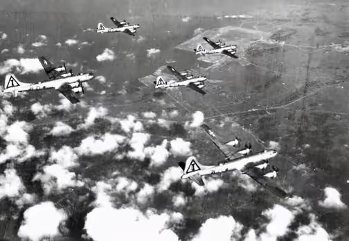 1945年5月，空袭日本本土的12名美军飞行员被日军抓获，日酋横山勇下令处死其中