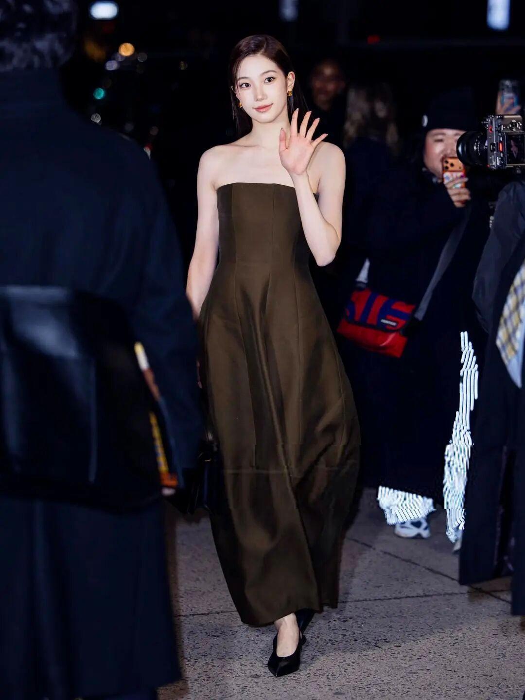 中村一叶纽约时装周惊艳亮相，清冷贵气完美驾驭品牌早秋系列，从酷飒皮衣到优雅花苞裙