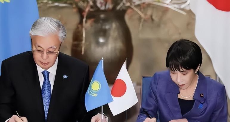要硬刚中俄？和日本签了稀土后，托卡耶夫转头就去俄罗斯摊牌。萨克斯坦总统托卡耶夫开