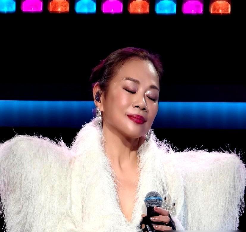 70公斤发福大妈爆改红衣热舞天后，只差一个往死里逼你的男人。你真当陈松伶复出靠运