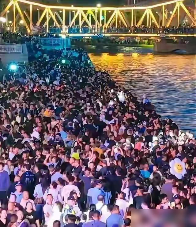 五一假期刚开启，全国各地的游客就扎堆奔着天津来旅游，可我发现一个趣事。

真的太