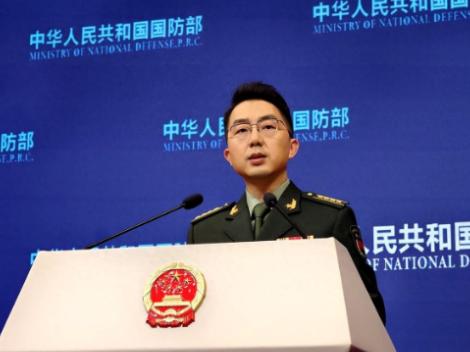 国防部发布会，一个记者突然抛出个尖锐问题：要是日方强行登钓鱼岛，怎么办？

现场