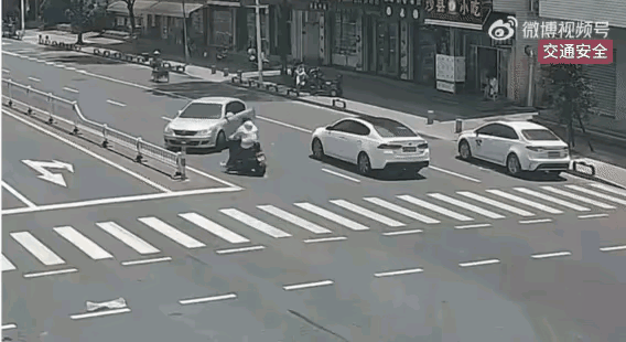 驾照是怎么拿到的？该地段是不能调头的，摩托车正常行驶，碰撞后骑手空中540°旋转