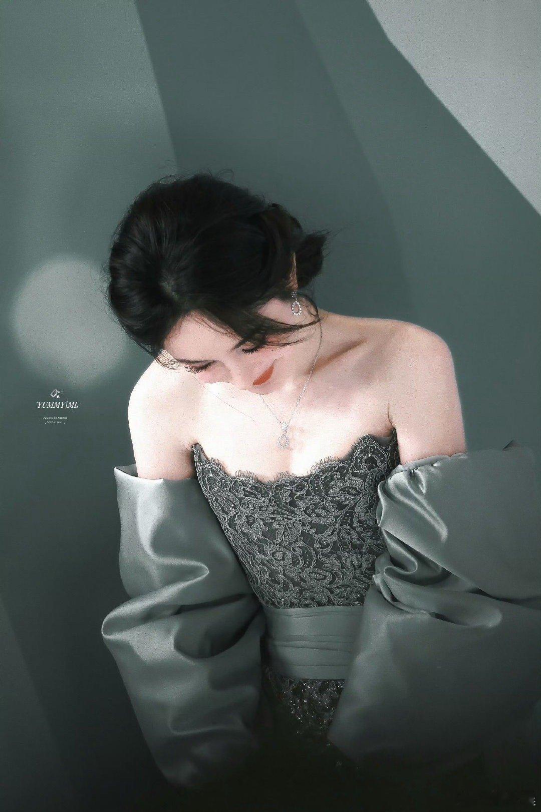 小酒窝追星成功杨幂追星赢家就是小酒窝！杨幂一亮相就和她合影互动，近距离贴贴超暖心