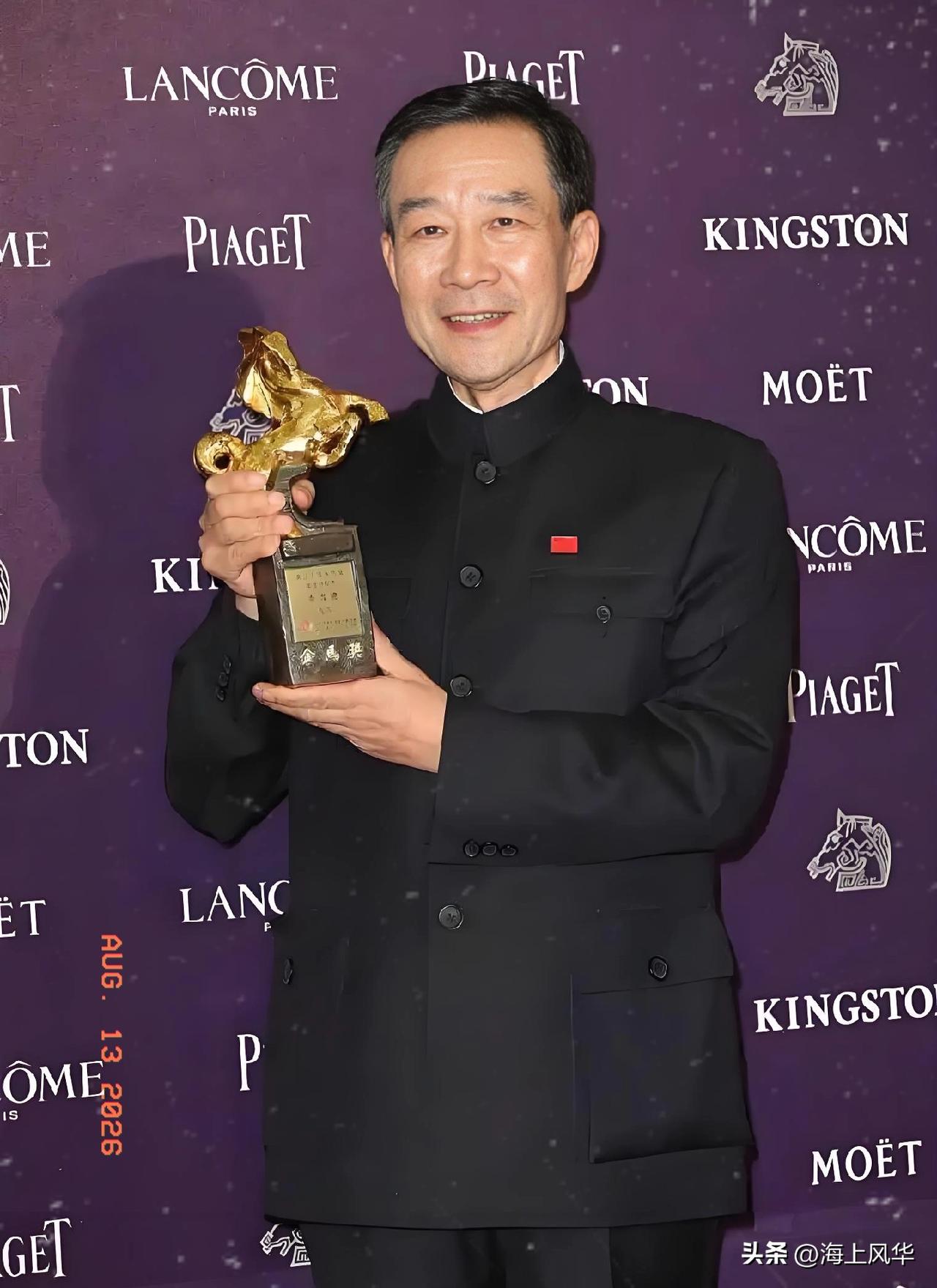李雪健已经听不见了。
妻子于海丹在采访中透露，他双耳彻底失聪，日常交流依靠语音转