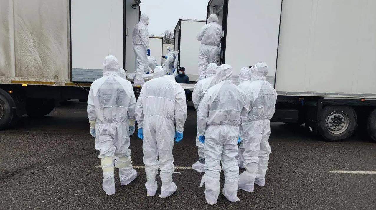 俄乌双方进行了新一轮阵亡军人遗体交换，俄方接收了33具阵亡士兵的遗体，乌方接收了