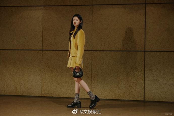 #刘浩存出发巴黎时装周# 姜黄色条绒套装，刘浩存的时尚利器。出发巴黎，展现独特魅