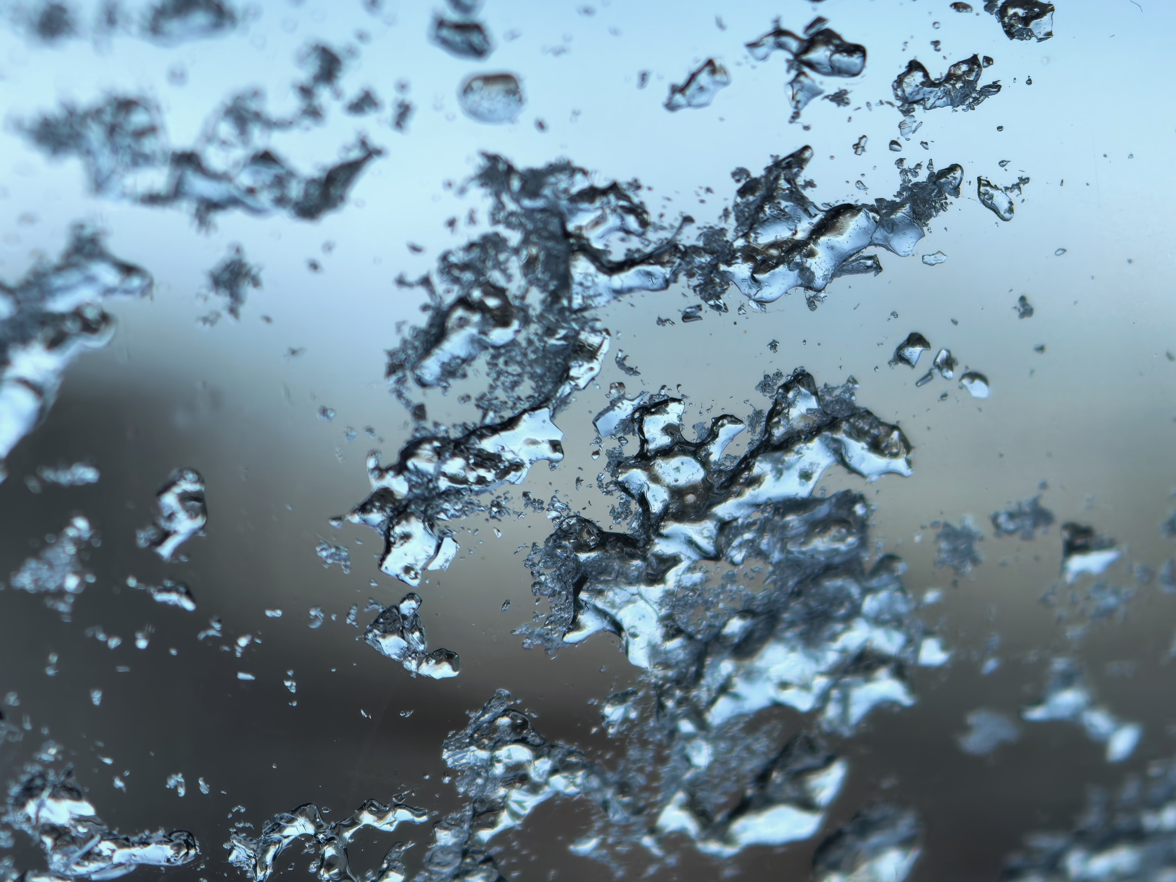 早～ 一出门全是在堆雪人，车窗的冰花真美放大看更漂亮～ 