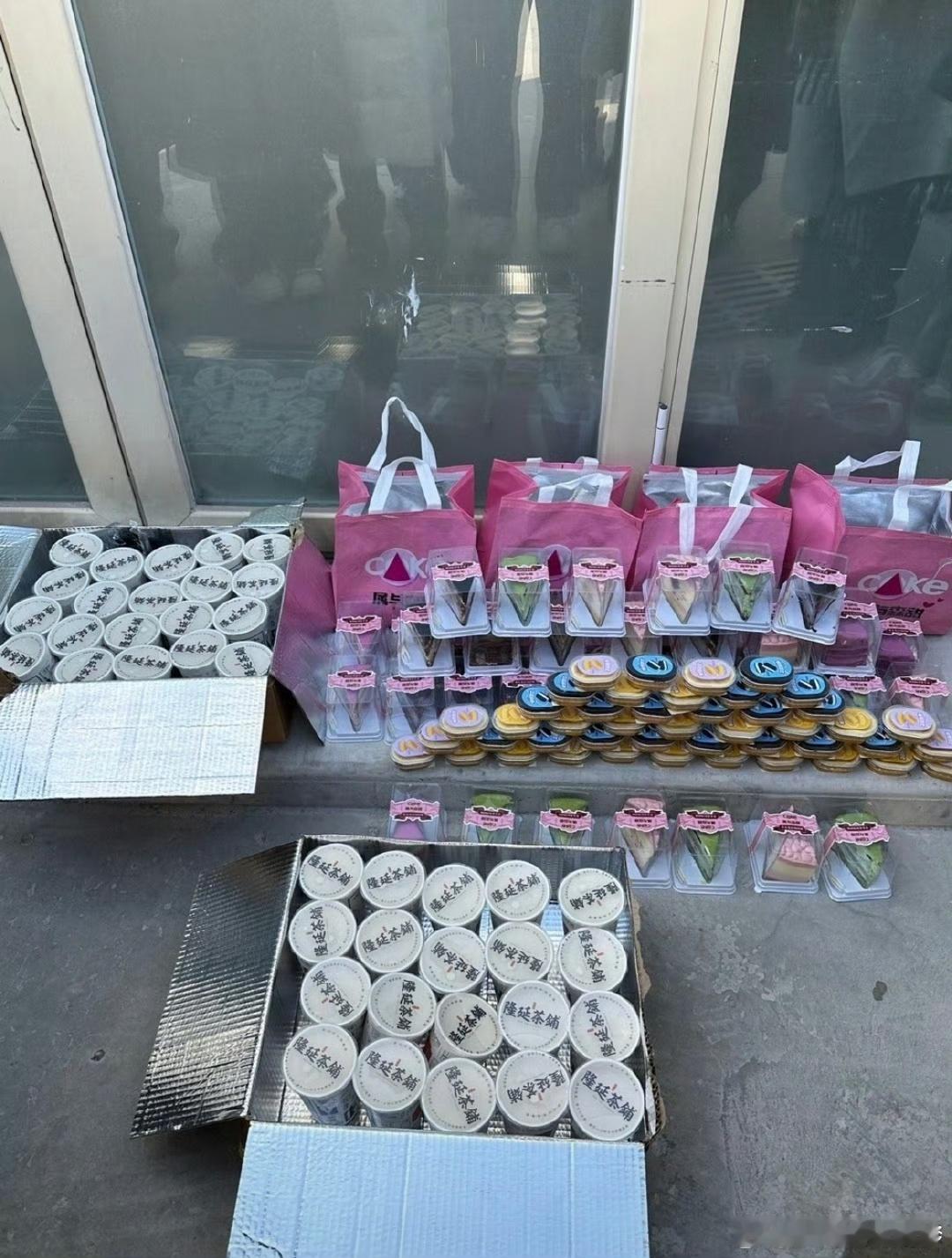 陆柯燃解约后工作首现身  陆柯燃对粉丝简直不要太友好了吧，真的把大家当做了她的好