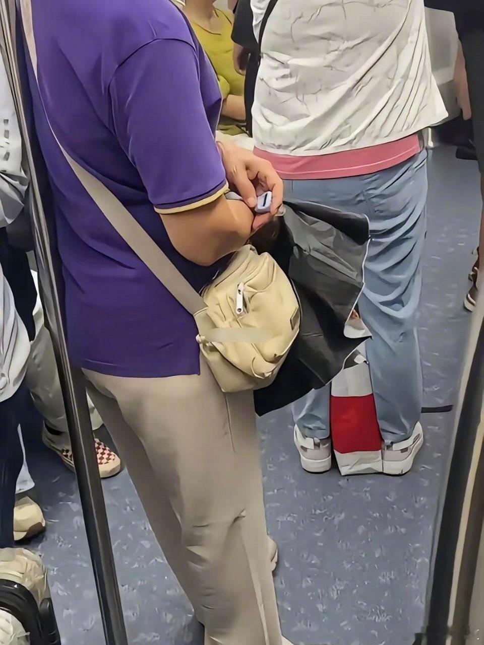 地铁里，阿姨手上拿的一直在按，这是什么数码产品？ ​​​