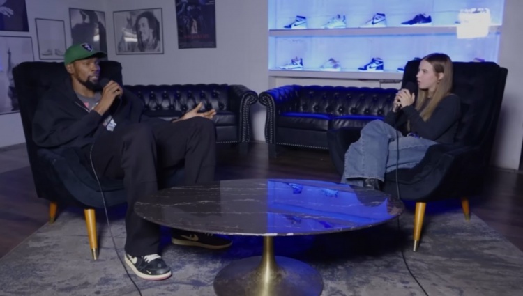 杜兰特参加美女播客主持人Bobbi Althoff的节目，讨论婚姻的问题。当被问