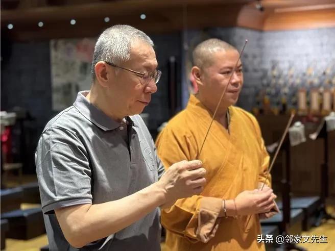 柯文哲的十字路口

柯文哲交保后，绿营见缝插针，一会儿说民众党将出现两个太阳，一
