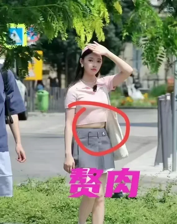 林允应该很少锻炼吧？肚皮肉这么松