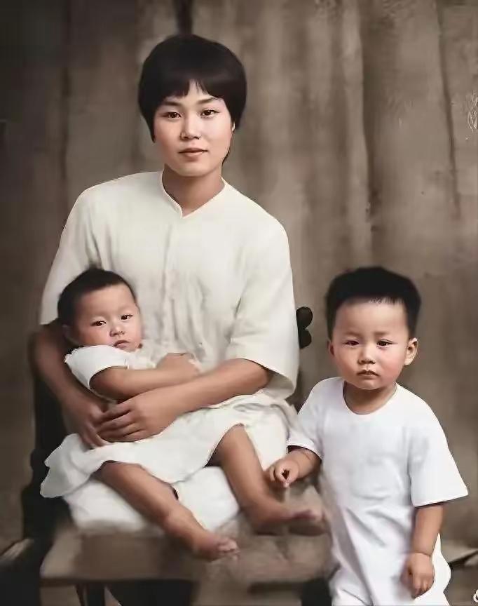 这张照片是世界上最伟大的家庭照！杨开慧抱着次子毛岸青，一旁站着的是毛岸英！画面温