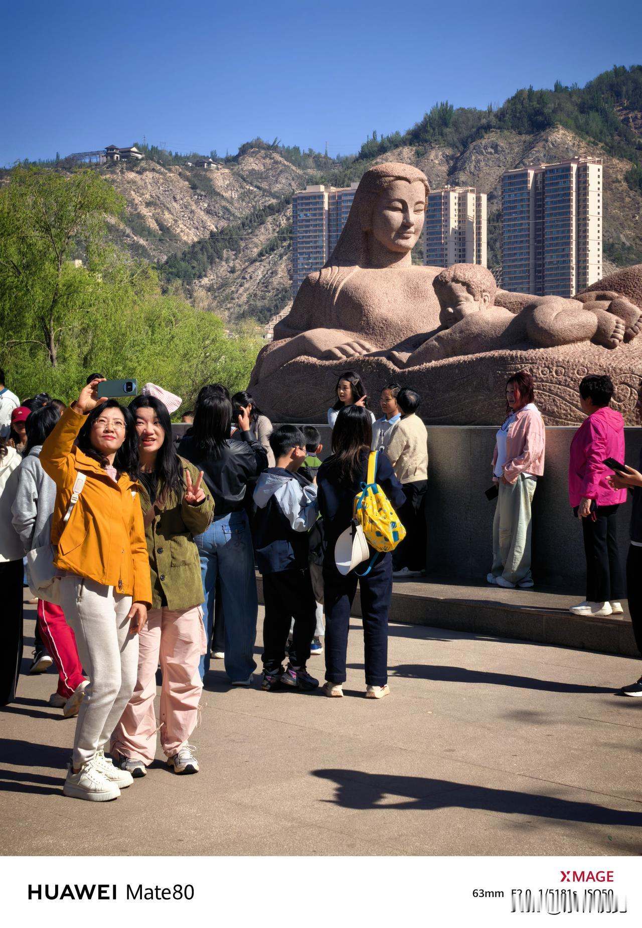 西部摄影 随拍 五一假期的兰州，黄河母亲雕塑前挤满了来自五湖四海的身影。有人举着