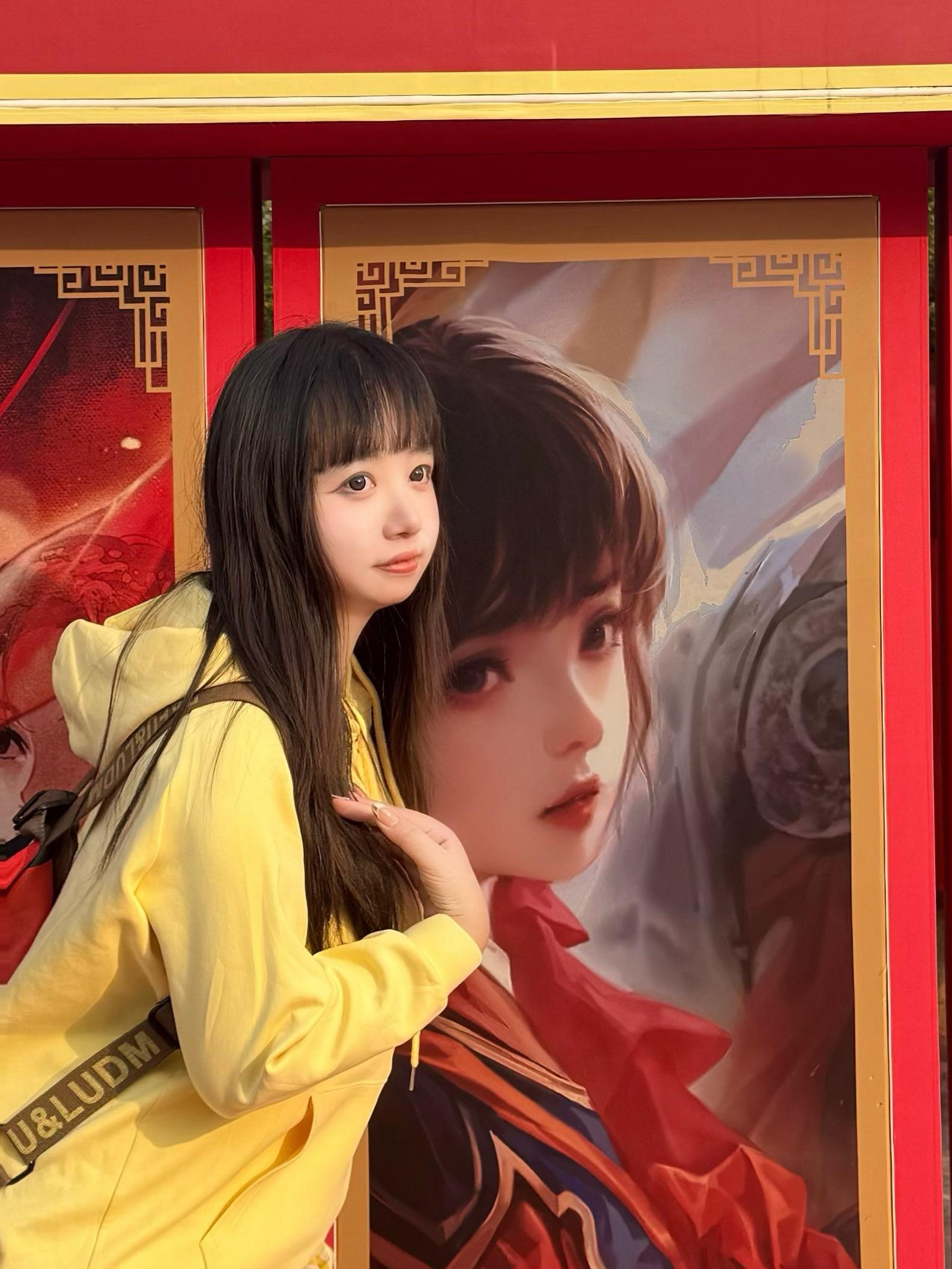 朋友说我长得和这个人物好像。就给我们俩拍了一张合照