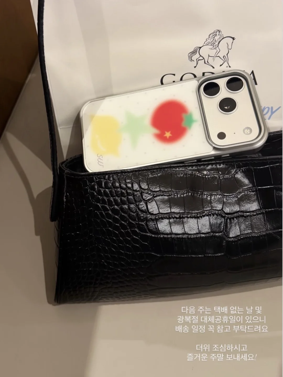 看我的宝藏苹果手机壳🍎