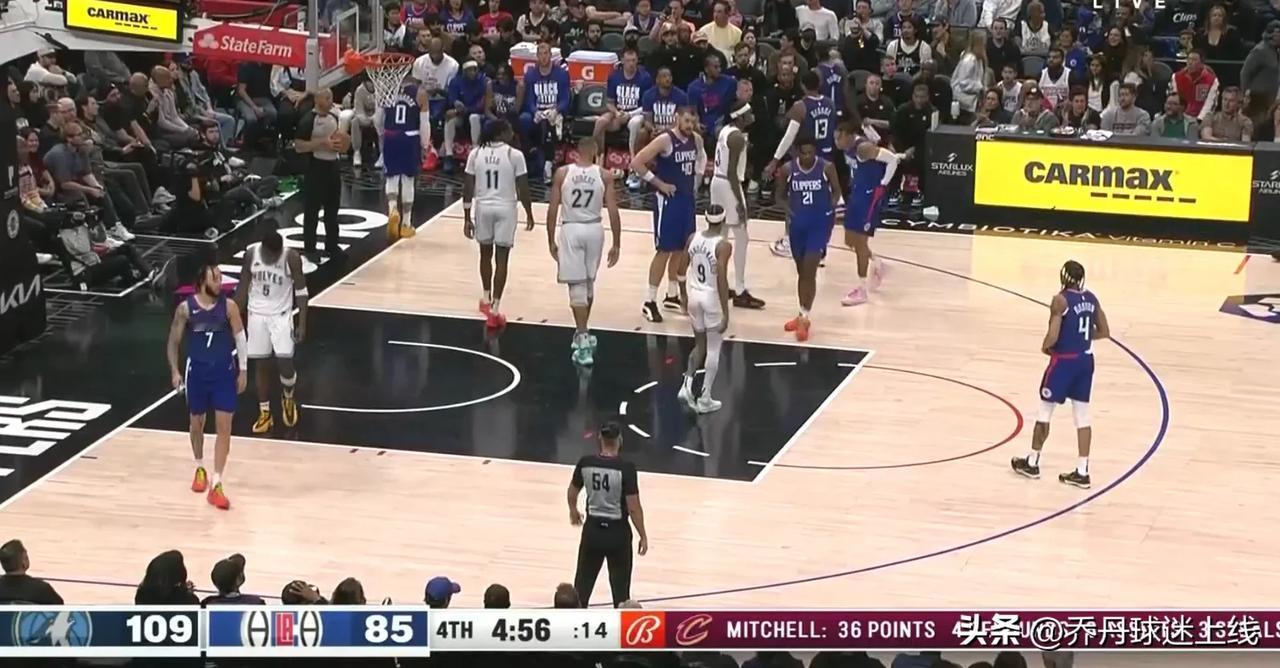 NBA赛场消息：快船居然输球了，这不是我心里的剧本啊！！！
   两次关键卡位战