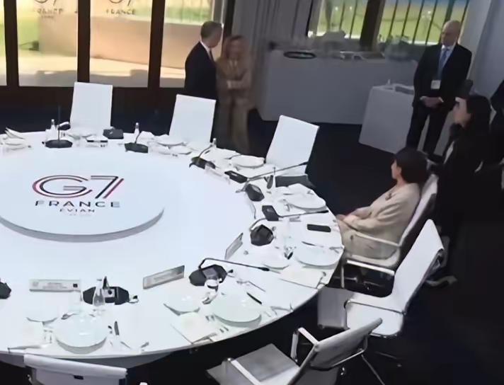 太丢人了｜日本首相今晨G7开幕式上幼稚无知举动轰动全球舆论！中国媒体讽刺说，铁娘