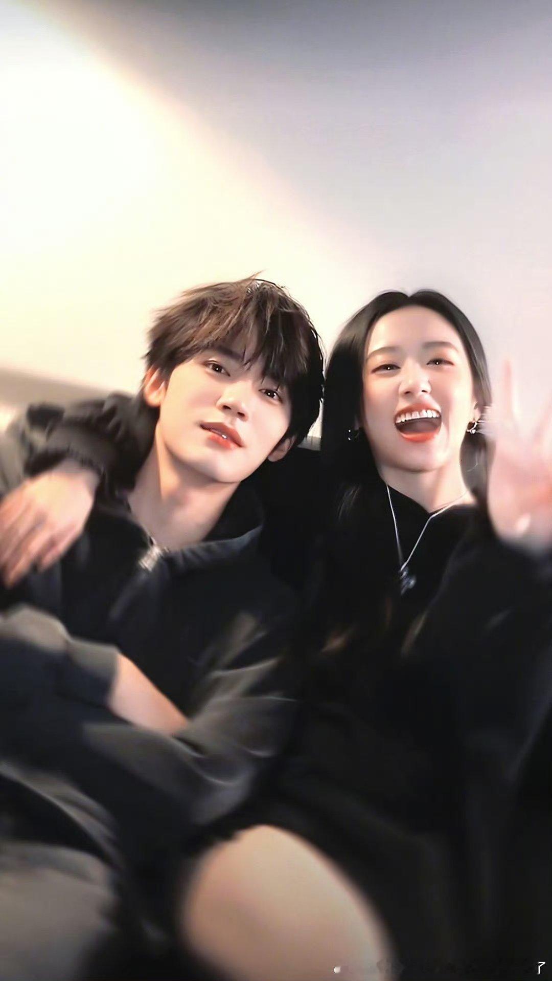 好mean感的两个人一股子够不上校花校草一根但是靠家里资源在学校做大姐头大哥头拉