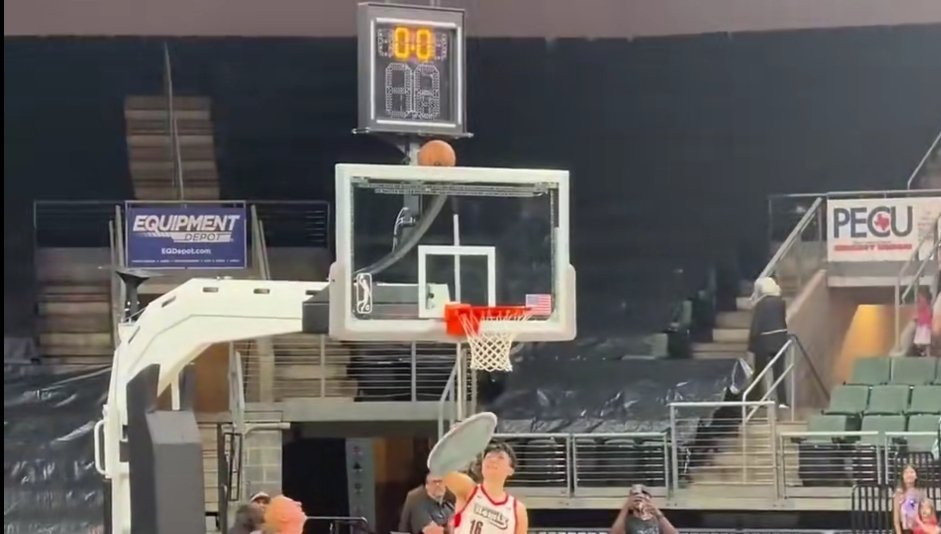 社牛杨瀚森比赛结束，把球抱走了！小杨赛场内外反差感拉满！场上沉稳内敛、专注打球，