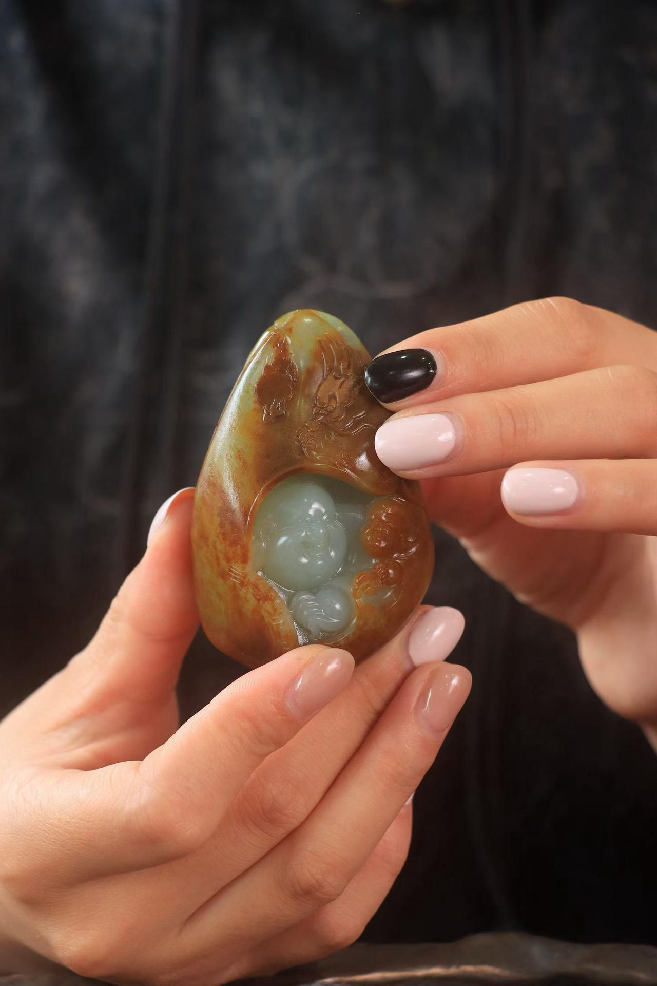 收藏🔥〈籽料·弥勒笑佛〉

新疆和田玉籽料，俏色雕刻望子成龙摆件，凝润如膏似脂