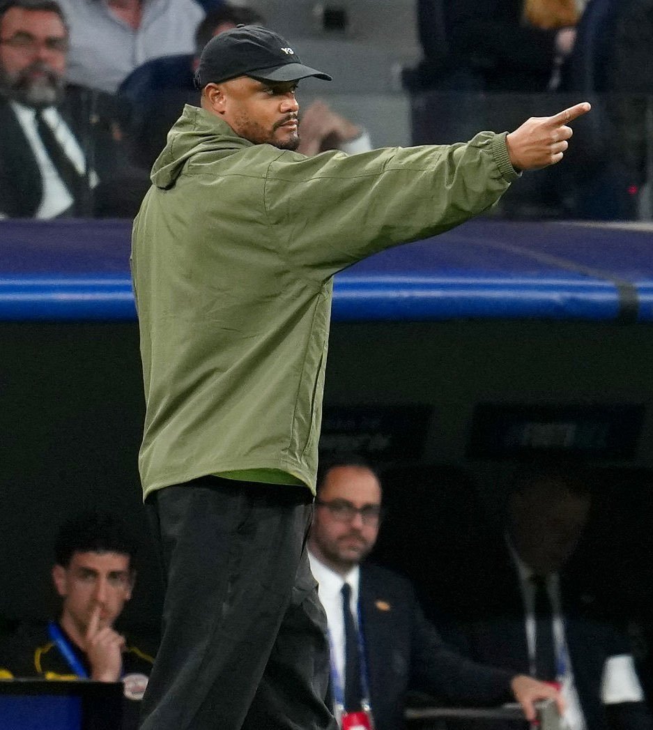 孔嗨的穿着独领风骚。让我想起纳嗨的九分裤：互为镜像了。拜仁引领时尚。 