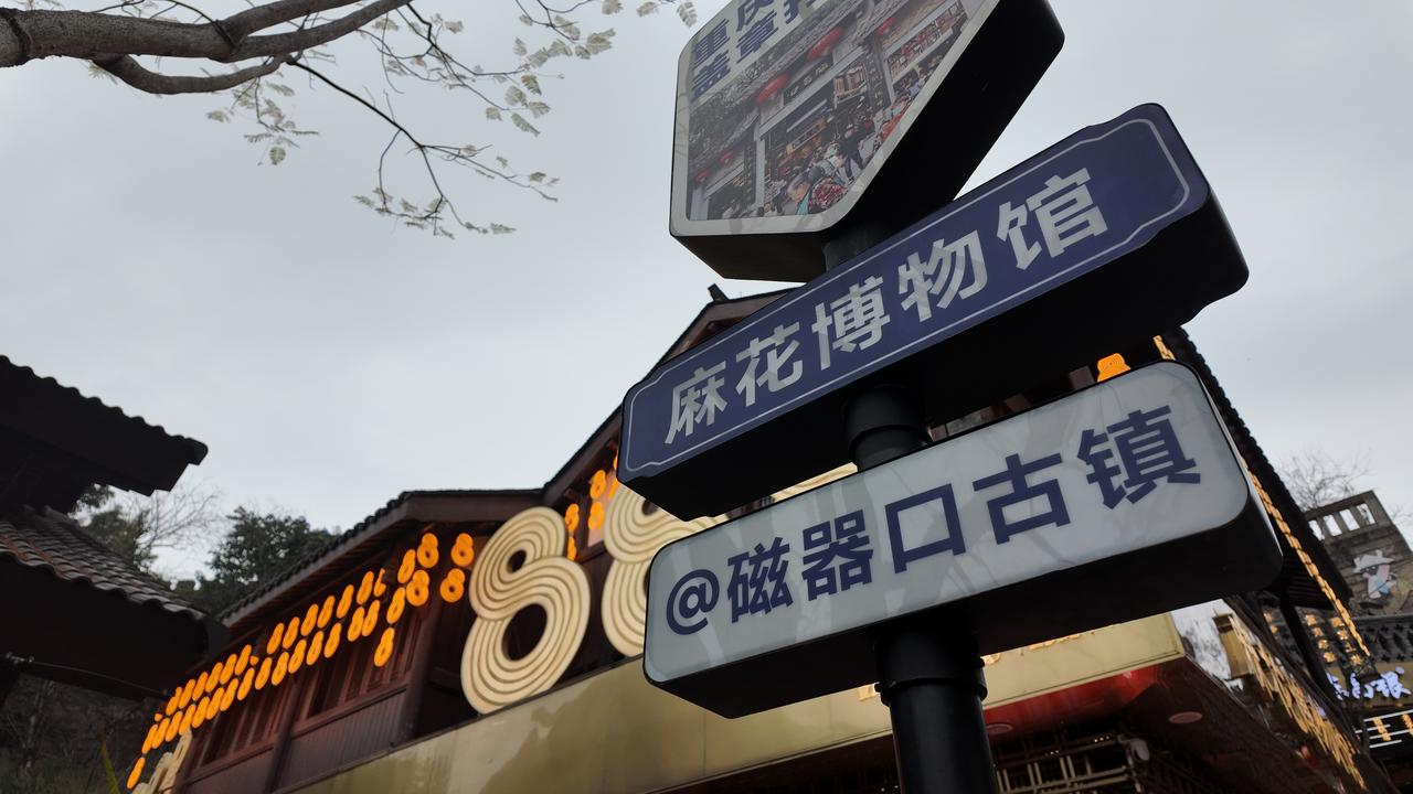 上午可以在古镇内漫步，中午可以找地方吃小吃或喝茶，然后坐下来陶陶耳，捏捏脚，放松
