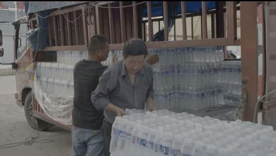 济南这波操作太实在了多地送水送清凉实实在在喝蓝标济南街头暖意正浓！今麦郎送水公益