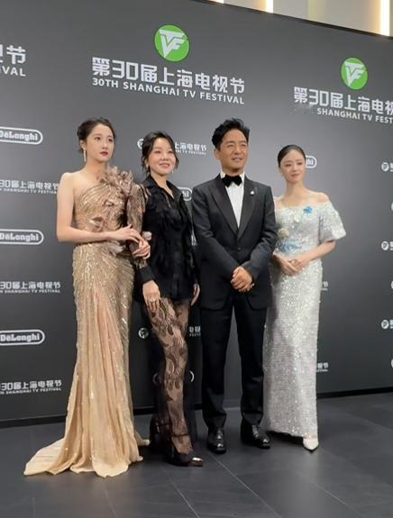 蒋欣现在也算是尝到了自己三个月前种下的那颗“恶果”。
 
闫妮“一家三口”和蒋欣