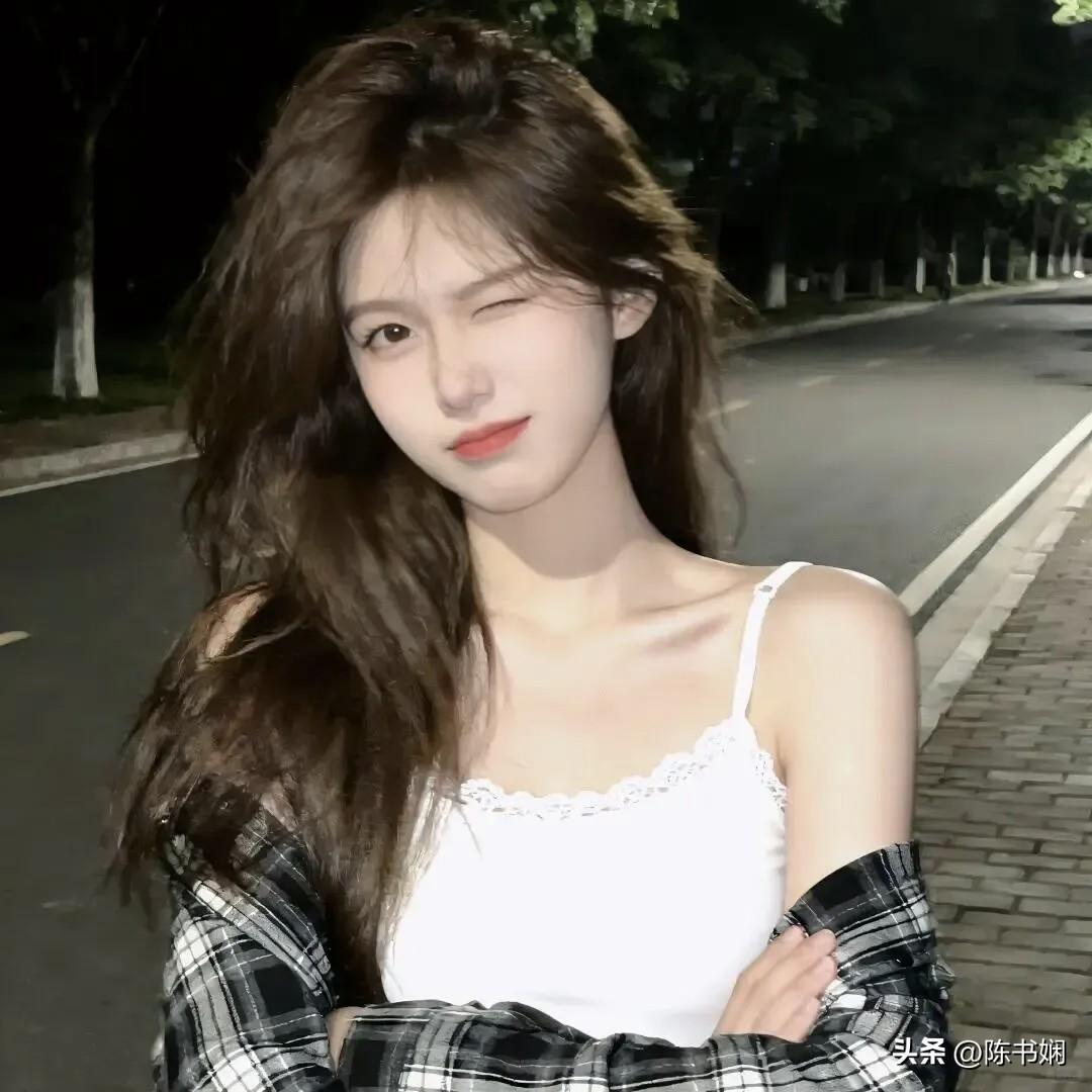 夜路风轻鬓若云，星灯斜曳衬天真。
白衫漫裹青衿袖，笑眼偷藏半斛春。
柳影沾衣疑带