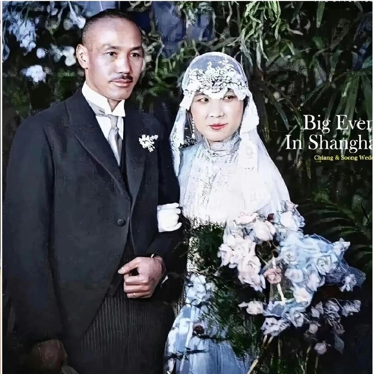 这张照片拍摄于1927年，是蒋介石和宋美龄在上海大华饭店的结婚现场。
 
在当年