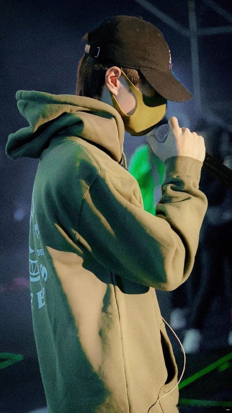 王一博吴磊李现王星越 开个旅综吧 王一博搞的是探索频道四十周年的极限纪录片，旅综