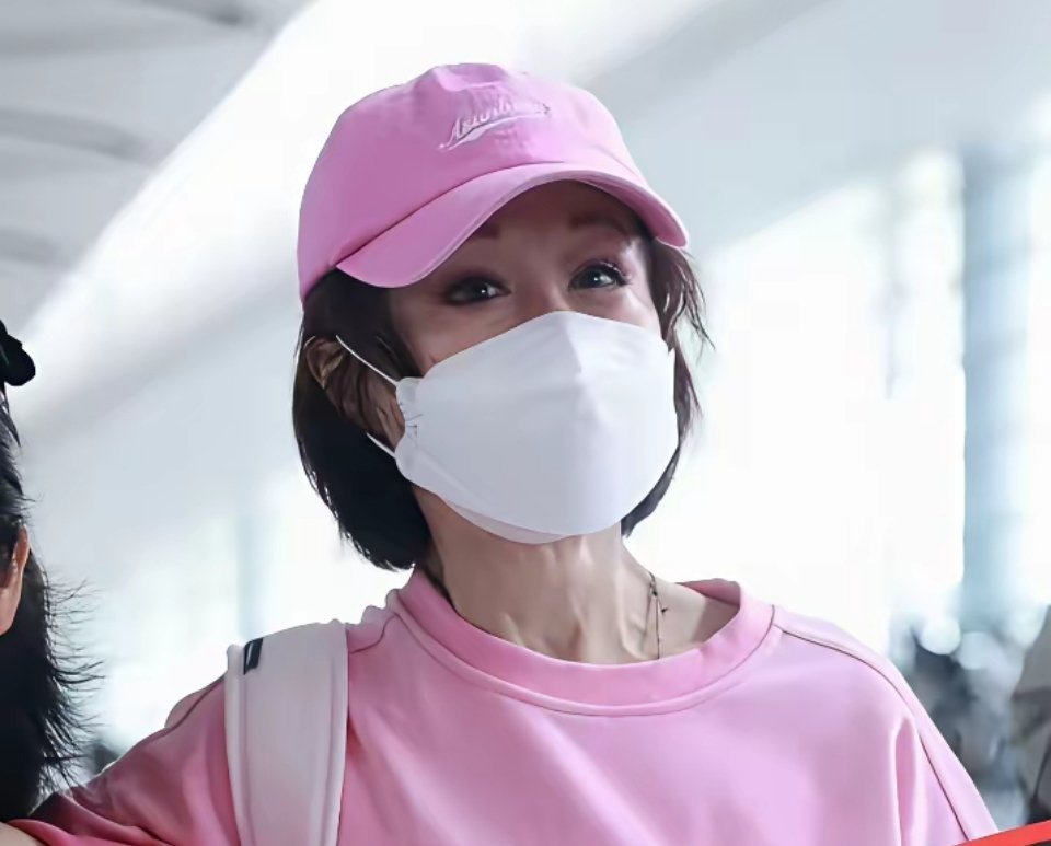 我发现了一个规律，没有生过孩子的女性比生过孩子的女性显得年轻漂亮。52岁的李小冉