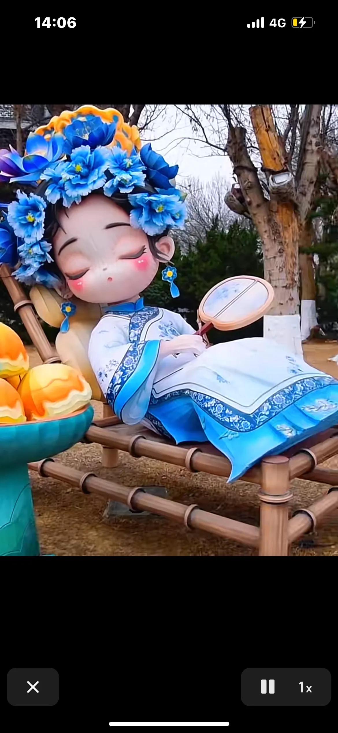 山东济南真跟夏雨荷磕上了，近日大明湖畔出现一批卡通版的夏雨荷，继前三代雨荷花灯之