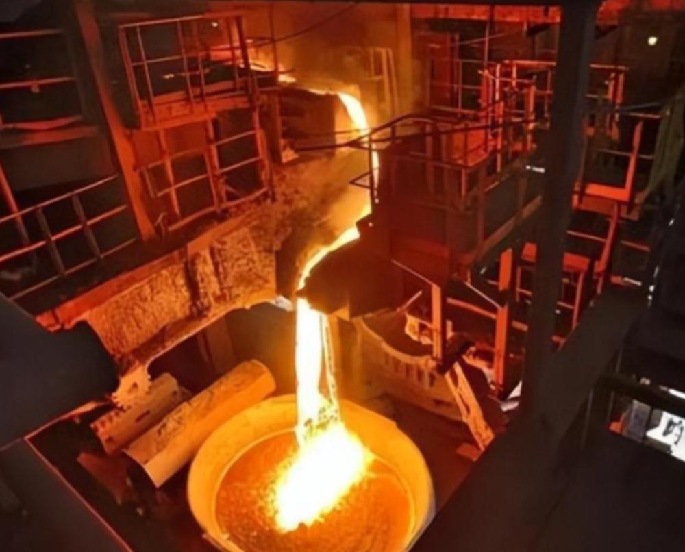 2022年，一名25岁的瑞士电工失足掉进了一个720°C的熔炉，熔化的金属瞬间没