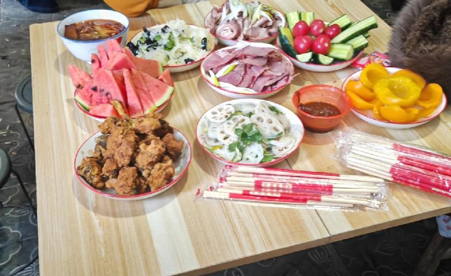 家族聚餐分桌本就不是不让女性上桌，反而是更贴心的安排。就像福建、山东等地的做法，