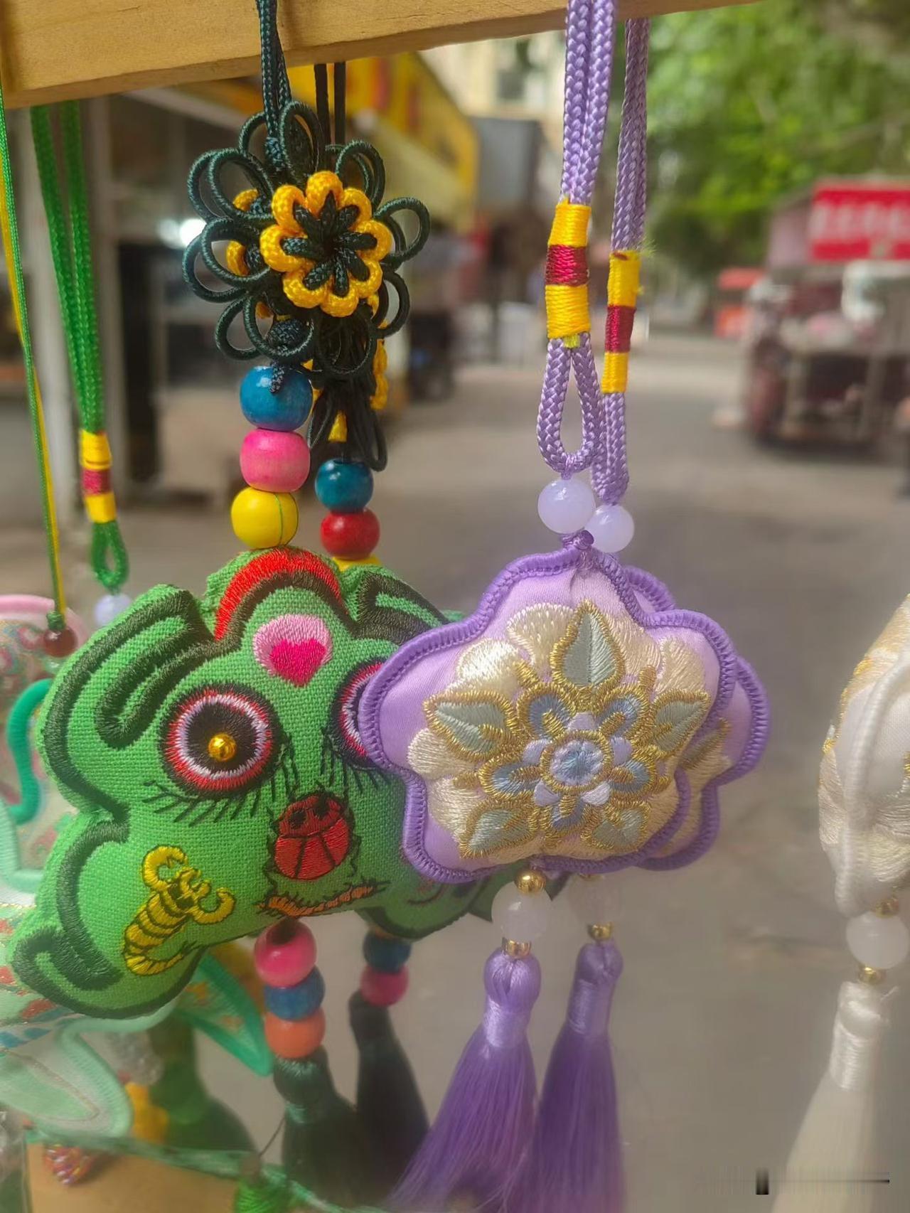 色彩斑斓的凤翔端午节香包等饰品，萌趣可爱，引人注目！中式香包 古法锦绣香囊 祥龙