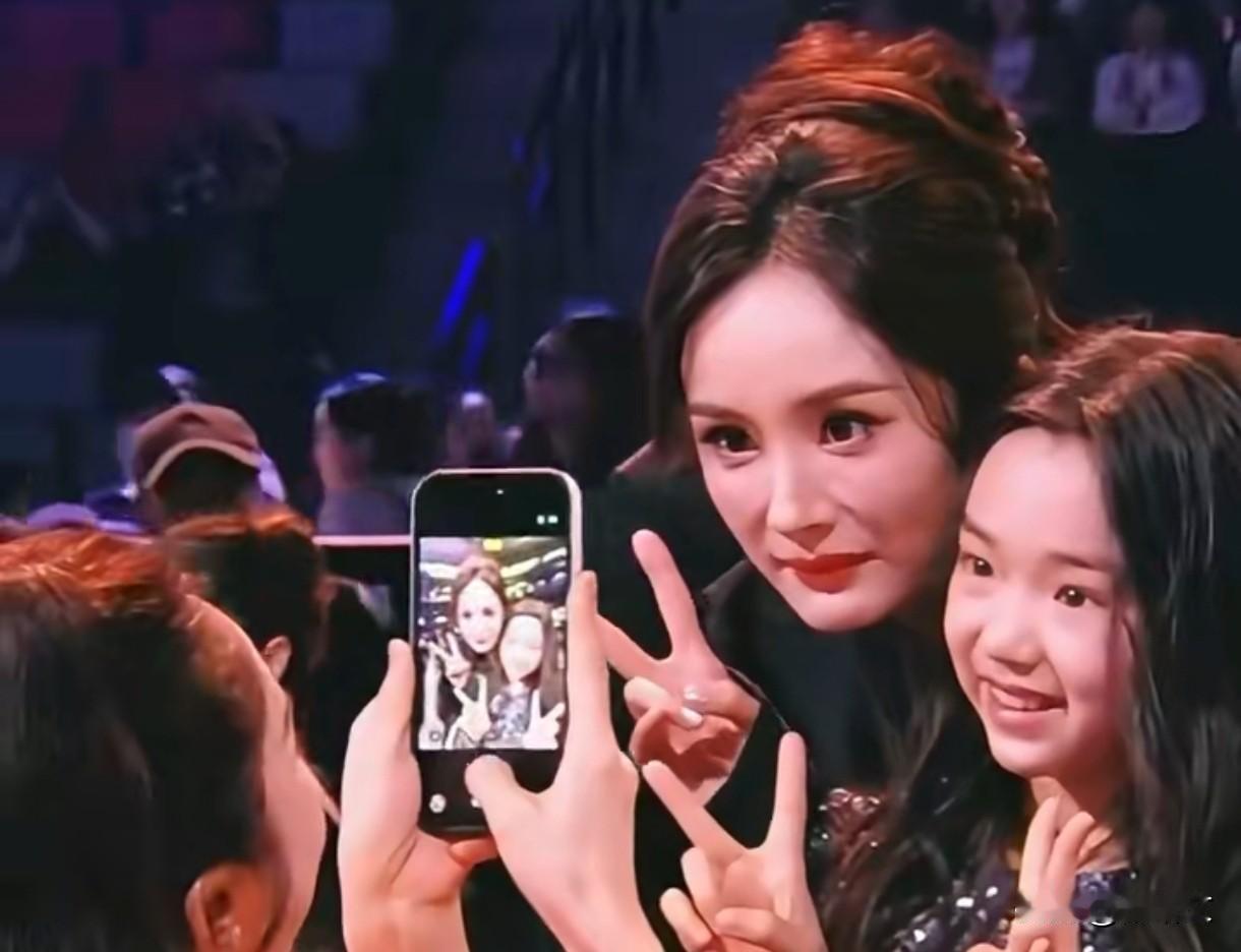 杨幂那“嫌弃脸”笑不活了！跟小酒窝合照嫌董璇拍得烂，转头换摄影师太真实
 
尖叫