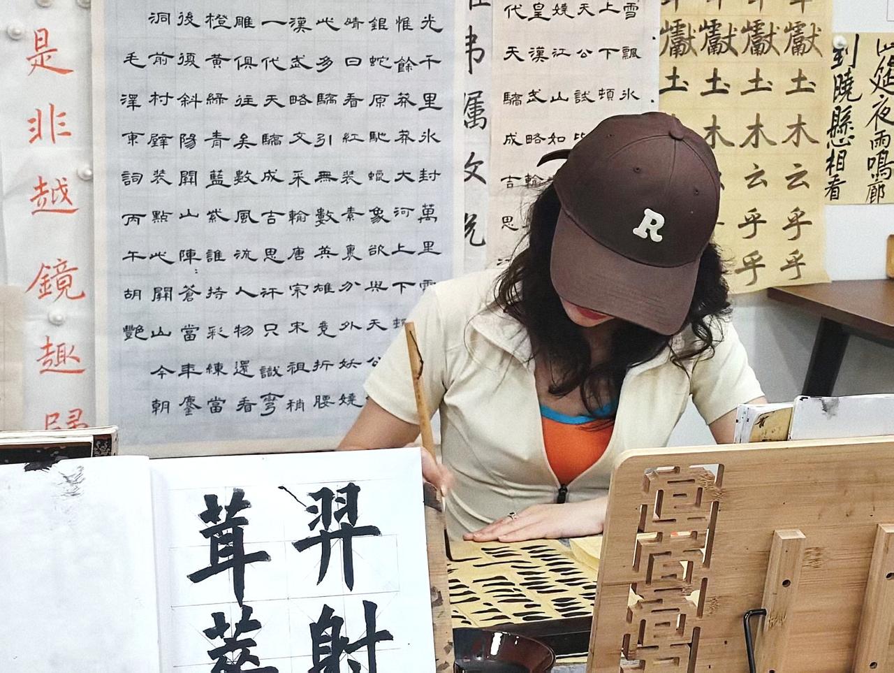 不必天赋异禀，只需热爱坚持。成人书画课程，修身养性，提升审美，遇见更好的自己。成