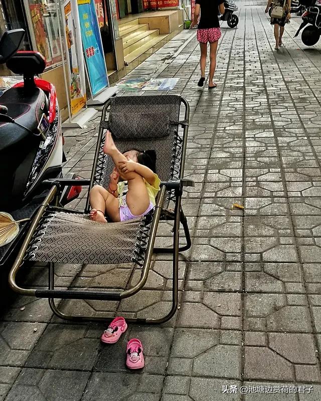 七十年代的晚上乘凉，那画面现在想起来都满是温馨。那时没空调电扇，农村晚上也就二十