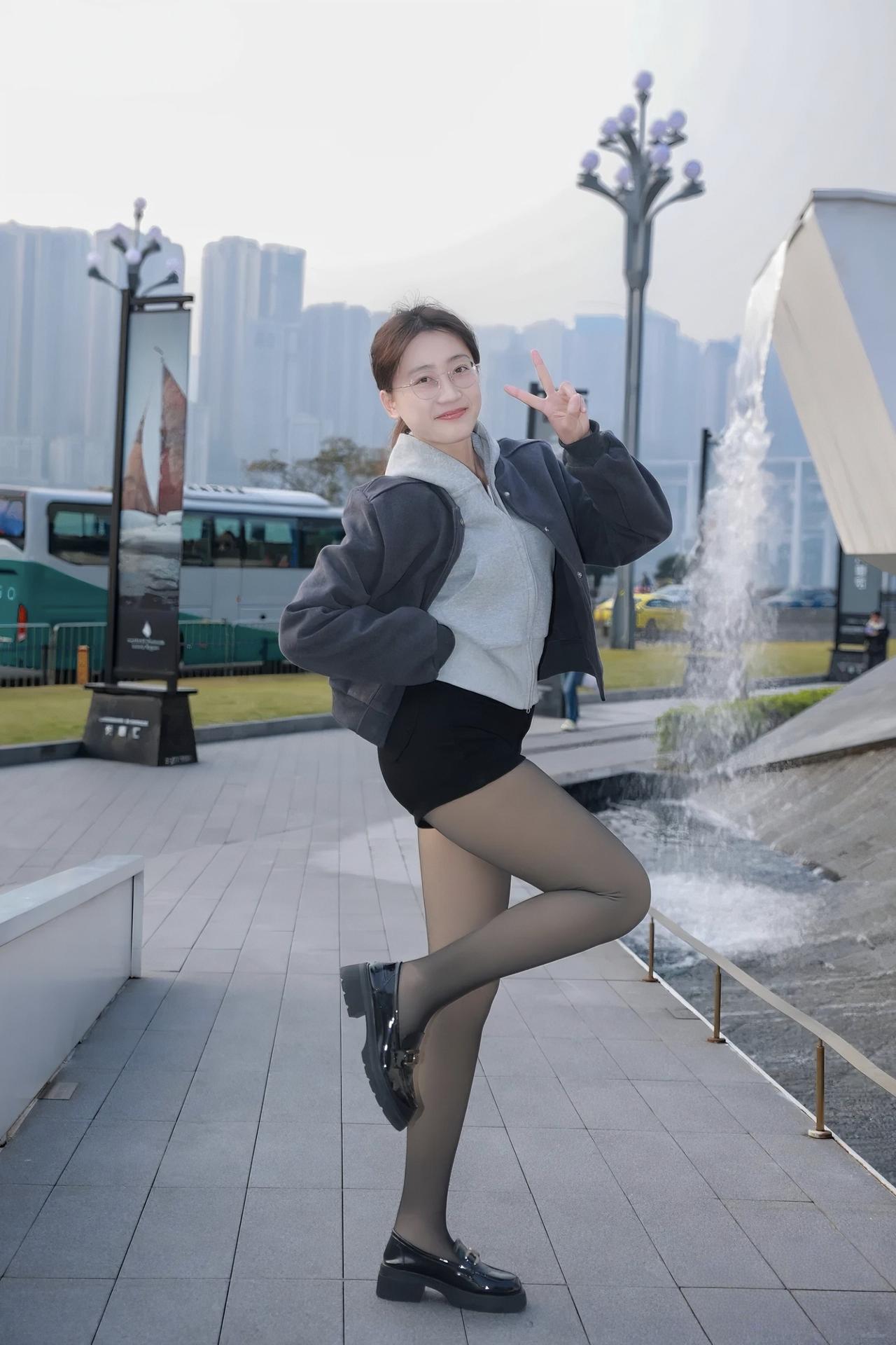 城市街头的松弛感穿搭好戳！
 
灰调连帽卫衣叠穿深色外套，配黑短裤+灰丝+厚底乐