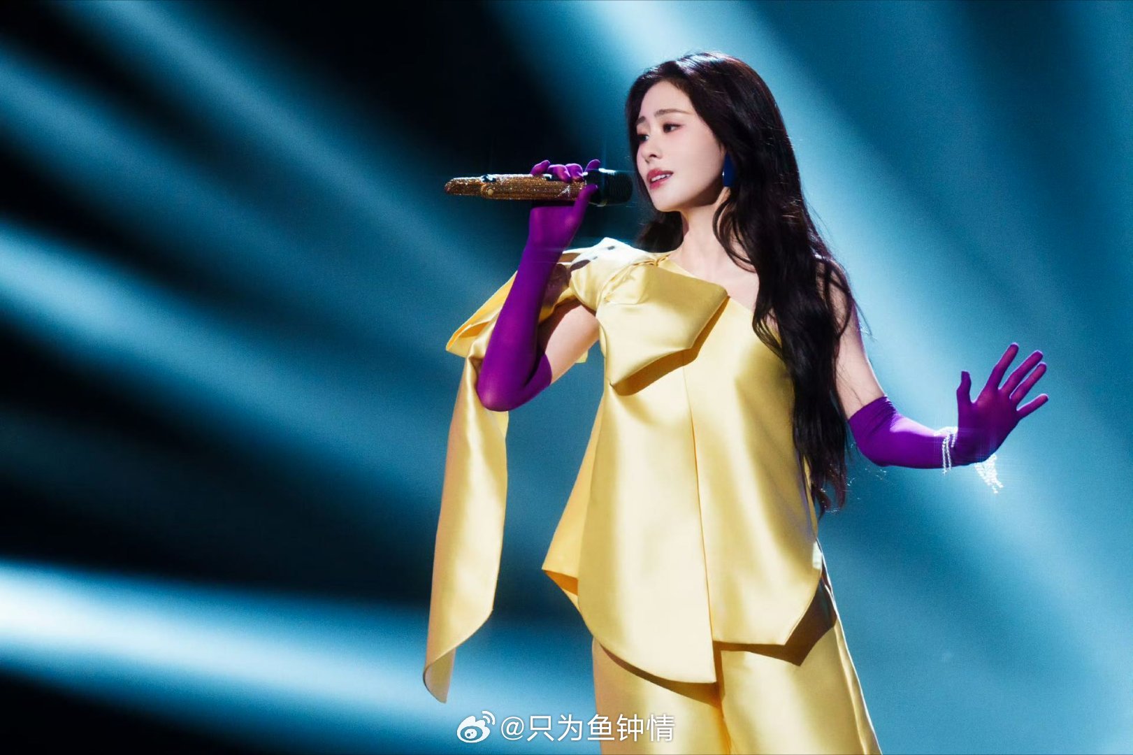 张碧晨歌手彩排舞台路透 彩排都这么认真这么顶，张碧晨对舞台的敬畏心和对声音的掌控