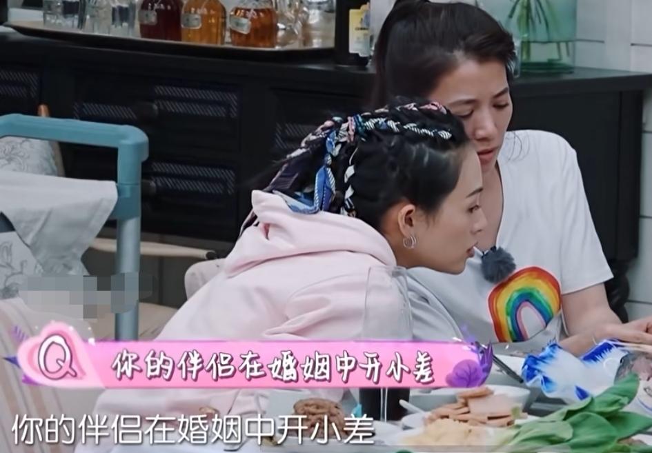 袁咏仪被问如果伴侣在婚姻中开小差怎么办，袁咏仪站起来生气的说要煮了他！
袁咏仪：