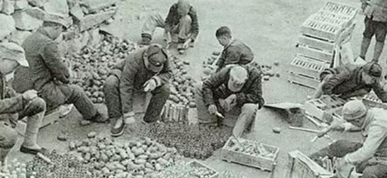 1943年，八路军缴获了两挺新机枪，却严重缺子弹。一天，张士钊和杜全德两个农民拉